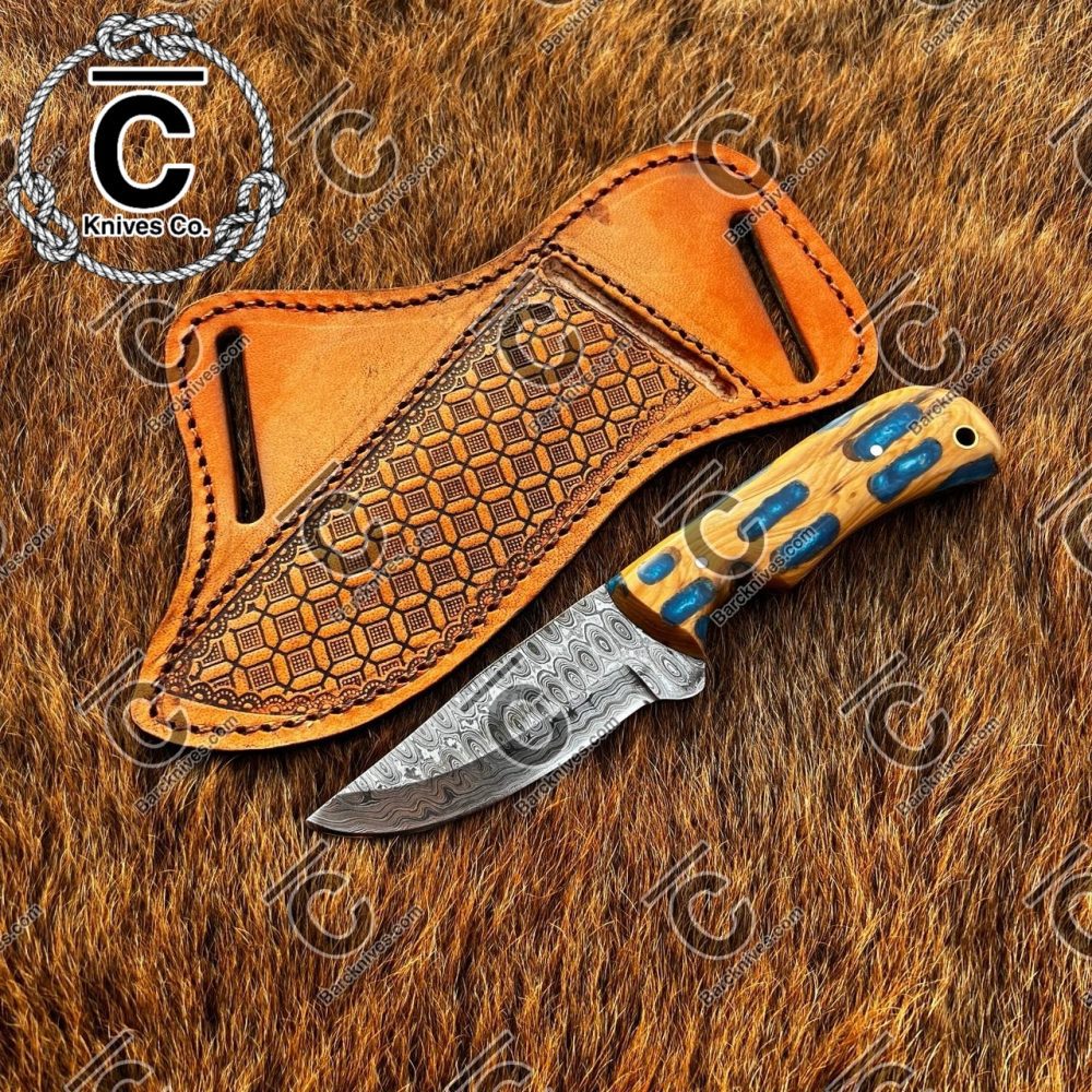 Cowboy knife with horizontal sheath